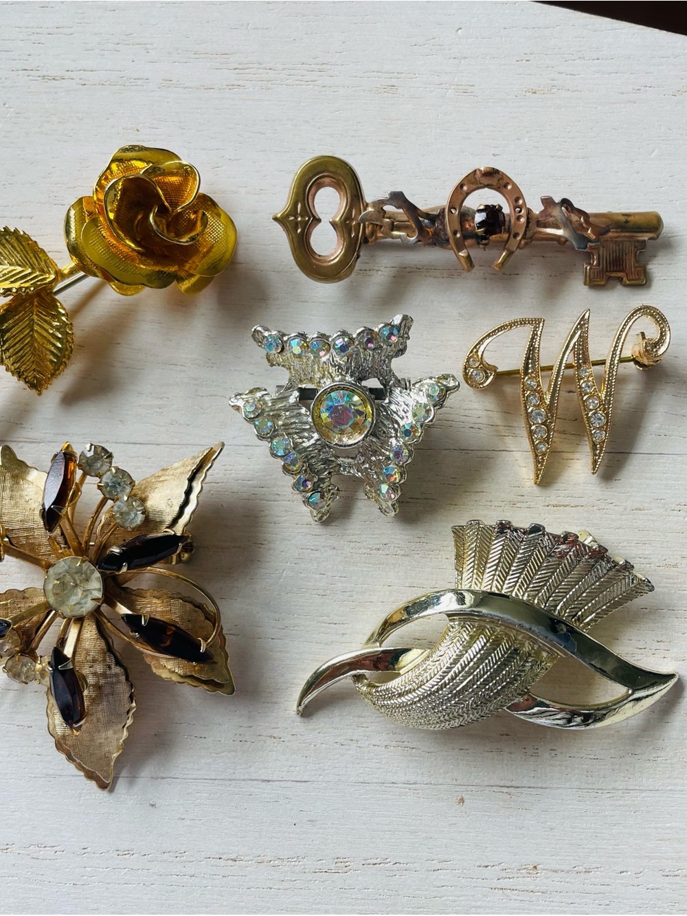 Vintage brooch lot